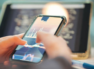 Fondos siendo retirados y transferidos a través de un proceso transparente verificado por un inversor