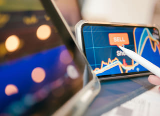 Analista revisando alternativas de Bitcoin, Ethereum y forex en múltiples activos