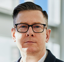 Alexander Hughes, CEO de una empresa de trading de criptomonedas, retrato ejecutivo